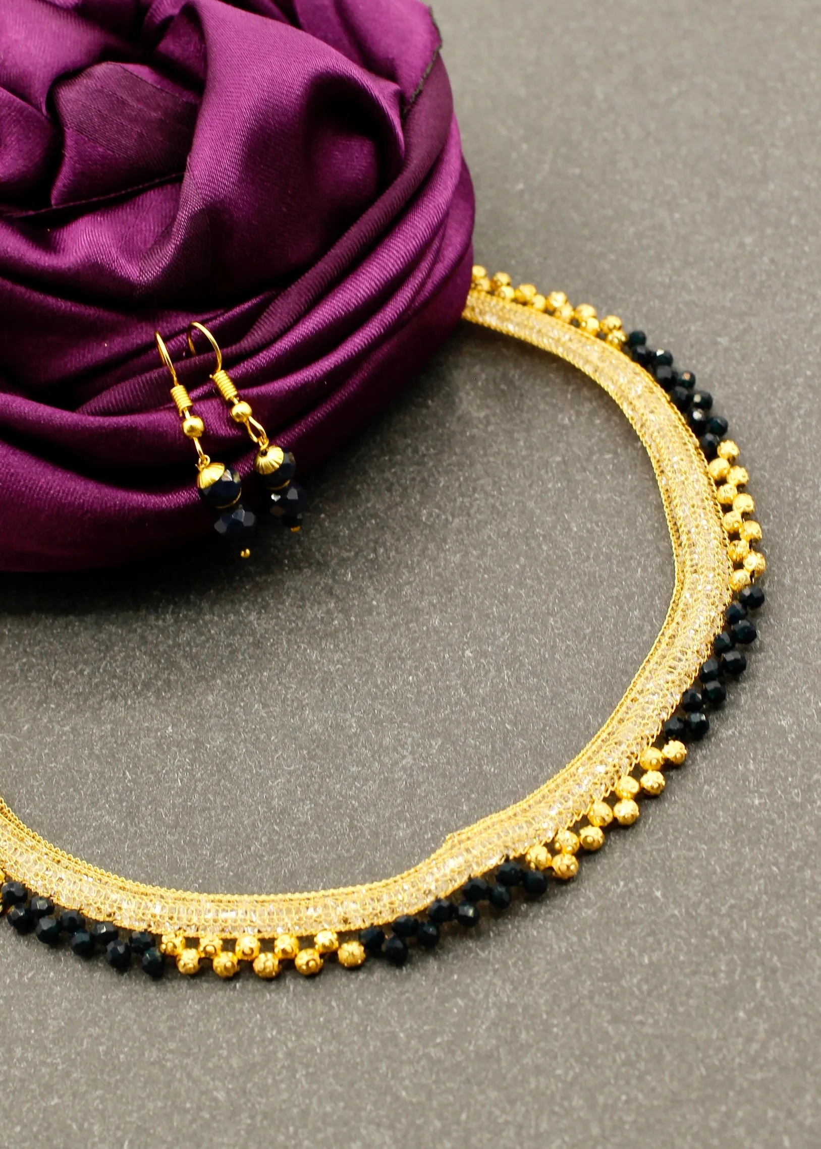BLACK BEADS CRYSTAL NECKLACE