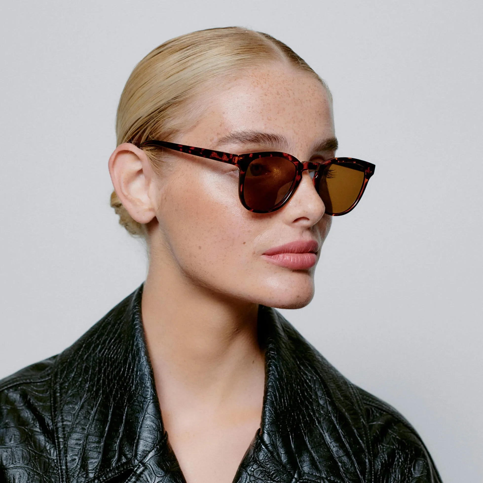 Sunglasses in Bate Demi Tortoise Brown